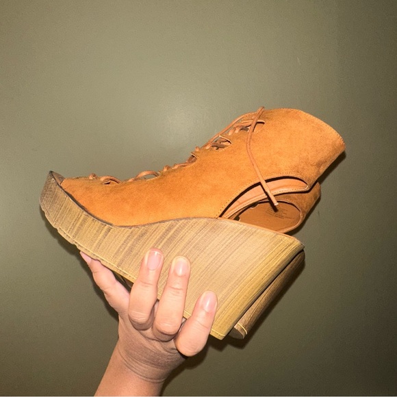 ***SOLD***Shoe Dazzle Platform Booties - Picture 5 of 16